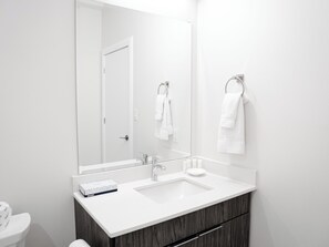 Towels, soap, toilet paper - Unit 10 - Modern Fully Furnished 2 Bedroom Apartment (Toronto)