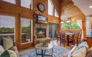 Smart TV, chimenea, videojuegos