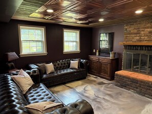Living area - Equestrian Derby Escape (Louisville)