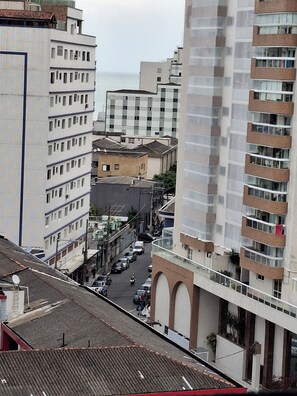 Un edificio de varios pisos con patio central, balcones y vista a la calle.
