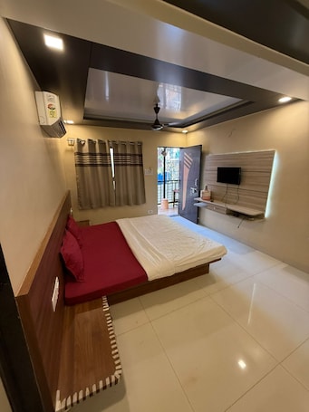 Classic Double Room | Iron/ironing board, free WiFi. TPH Matheran