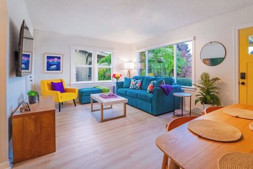 Orca Mural Retreat - Newly Renovated, Hot Tub & Walkable to Downtown!