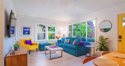 Orca Mural Retreat - Newly Renovated, Hot Tub & Walkable to Downtown!
