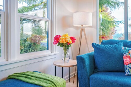 Orca Mural Retreat - Newly Renovated, Hot Tub & Walkable to Downtown!