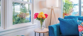 Orca Mural Retreat - Newly Renovated, Hot Tub & Walkable to Downtown!