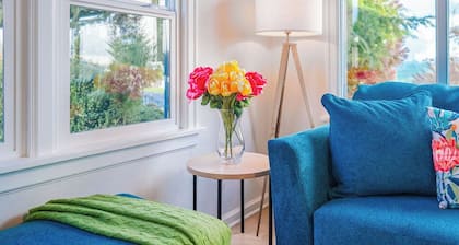 Orca Mural Retreat - Newly Renovated, Hot Tub & Walkable to Downtown!