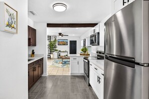 Microwave, oven, stovetop - Pool Oasis -Near RJ Stadium, Hyde Park & Downtown (Tampa)