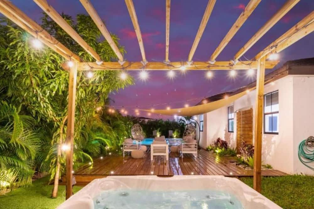 New Vibrant Villa - Heat Pool -Pickeball