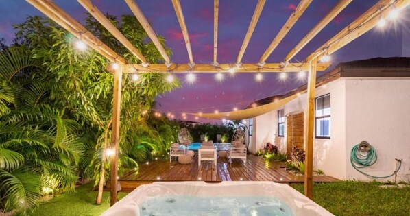 Terrace/patio - New Vibrant Villa - Heat Pool -Pickeball (North Miami Beach)