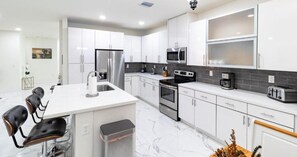 Villa | Private kitchen - New Vibrant Villa - Heat Pool -Pickeball (North Miami Beach)