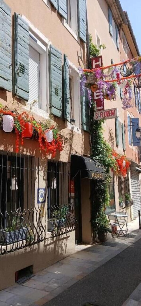 Exterior detail - Hôtel Saint-Florent (Orange)