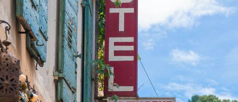 A hotel sign with 'HOTEL' and 'ST. FLORENT' visible.