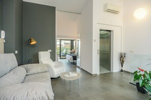 Interior - Can you imagine staying right in front of the Dalí Museum? (Figueres)