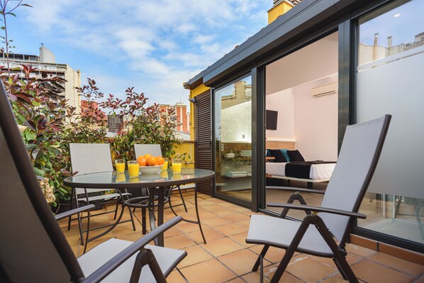 Outdoor dining - Can you imagine staying right in front of the Dalí Museum? (Figueres)
