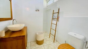 Shower, hair dryer, towels, soap - Gîtes Carambole, les Orchidées de Sainte-Anne with swimming pool, jacuzzi and garden (Sainte-Anne)