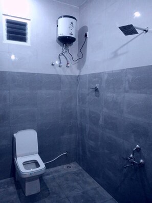 Bathroom - Malabar Cottage - Panoramic Mountain View (Kodaikanal)