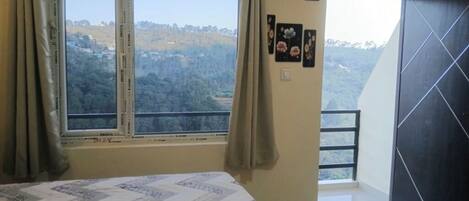 6 bedrooms, iron/ironing board, WiFi, bed sheets