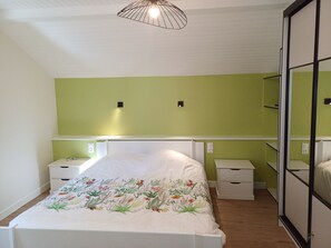 3 bedrooms, iron/ironing board, Internet, bed sheets