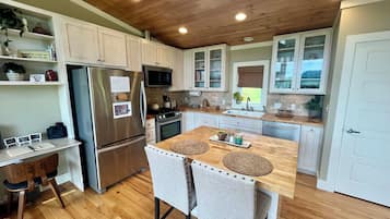 Coffee/tea maker, fridge, microwave, oven