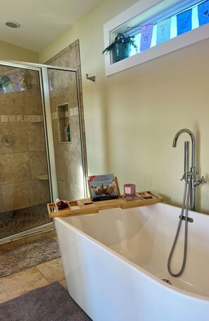 Hair dryer, bidet, towels, soap - Peace and Serenity at Buffalo Bliss (Willis)