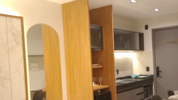 Eine moderne Küche mit Kühlschrank, Mikrowelle und Holzausstattung.