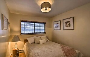 1 bedroom, iron/ironing board, free WiFi, bed sheets - BEST LOCATION! Cozy condo on Main Street. Walk to gondola. (Breckenridge)