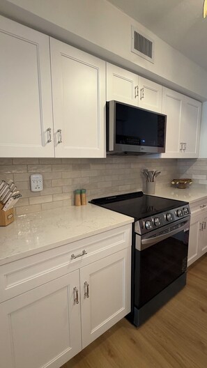 Microwave, oven, stovetop, dishwasher - Privateer Beachfront Retreat, Designer Renovation, Ground Floor Beachfront (Fort Myers Beach)