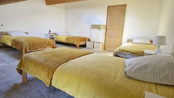 1 habitación, tabla de planchar con plancha, wifi y ropa de cama