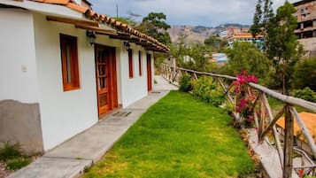 Dobbeltrom, balkong, hageutsikt | Overnattingsstedets uteområder