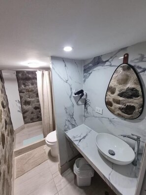 Bungalow, patio, näköala puutarhaan | Kylpyhuone