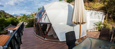 Bungalow, 1 cama Queen size, balcón, vista al jardín | Restaurante al aire libre