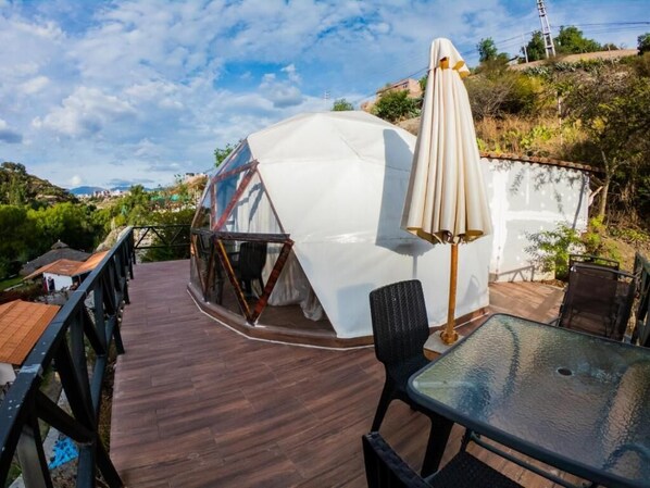 Bungalow, 1 keskisuuri parisänky, parveke, näköala puutarhaan | Ulkoruokailutilat