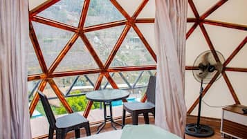 Bungalow, 1 Queen Bed, Balcony, Garden View | Dining