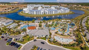 Un complexe hôtelier moderne doté d’une cour intérieure, d’une piscine et d’un espace de jeux pour enfants.