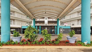 Property grounds - Beautiful sunset views in the heart of Biloxi! (Biloxi)