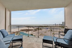 Property grounds - Beautiful sunset views in the heart of Biloxi! (Biloxi)