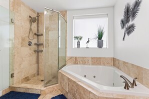 Jetted bath, hair dryer, towels, soap - Beautiful sunset views in the heart of Biloxi! (Biloxi)
