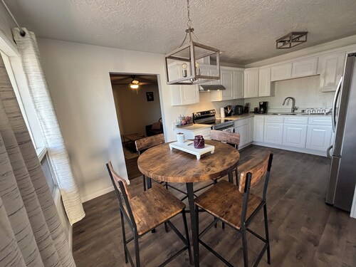 Family friendly 2 bedroom house in Roswell with kids play room and fitness room!