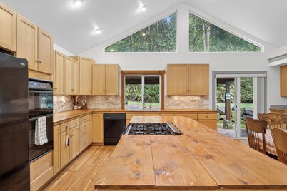 Fun Retreat! Playground, arcade, sauna, EV charger, 12mi SEA, 1mi to light rail