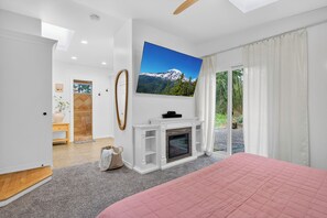 4 bedrooms, desk, iron/ironing board, travel crib
