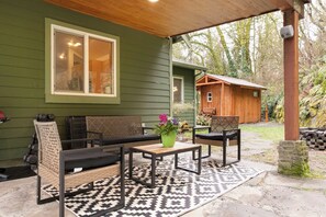 Terrace/patio - Fun Retreat! Playground, arcade, sauna, EV charger, 12mi SEA, 1mi to light rail (Kent)
