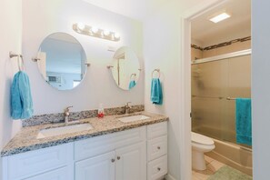 Bathroom - Boot Key Harbor Oasis a 2-bedroom, 2-bath half duplex on Boot Key Harbor (Marathon)