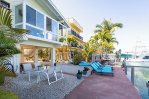 Outdoor dining - Boot Key Harbor Oasis a 2-bedroom, 2-bath half duplex on Boot Key Harbor (Marathon)