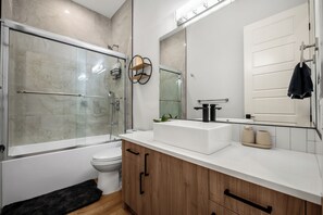 Shower, hair dryer, towels, soap - Family-friendly 3BR Calgary home, 13 min to downtown, with AC and deck (Calgary)