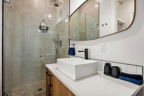 Douche, sèche-cheveux, serviettes fournies, savon