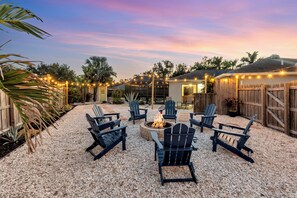 Terrace/patio - Coastal Break Family Oasis - Heated Pool & Fire Pit - Near Beaches & Downtown (Sarasota)