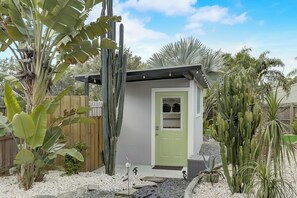 Exterior - Coastal Break Family Oasis - Heated Pool & Fire Pit - Near Beaches & Downtown (Sarasota)
