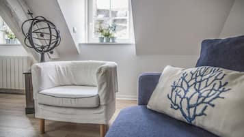 Apartamento Deluxe, 1 cama de matrimonio con sofá cama, no fumadores (Suite La Baleine) | Zona de estar | Smart TV de 55 cm con canales digitales, servicios de streaming