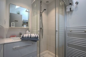 Deluxe Apartment, 1 Queen Bed with Sofa bed, Non Smoking, Kitchenette (Suite La Baleine) | Bathroom | Shower, hair dryer, towels, soap