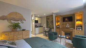Deluxe studio, 1 queensize bed, niet-roken, kitchenette (Studio La Tortue) | Luxe beddengoed, individueel gedecoreerd, individueel gemeubileerd